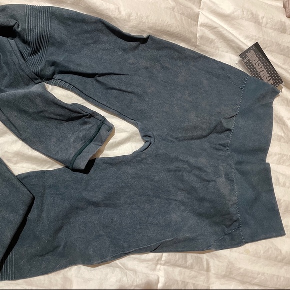 muted teal workout leggings with ribbed design - Picture 2 of 4